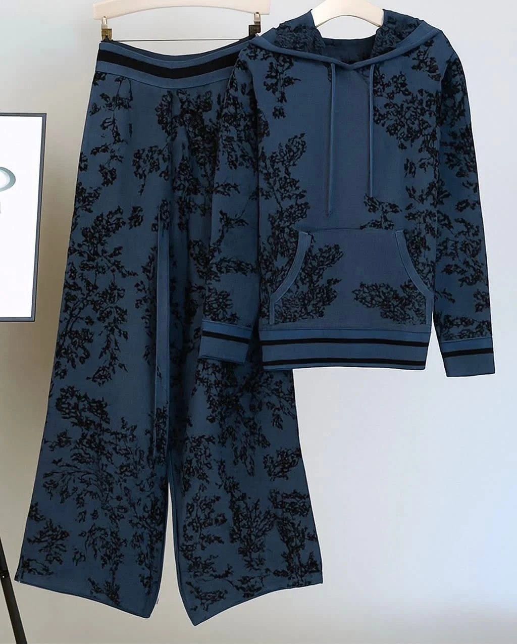 Two-Piece Casual Set – Printed Hoodie & Wide-Leg Pants - Image 6